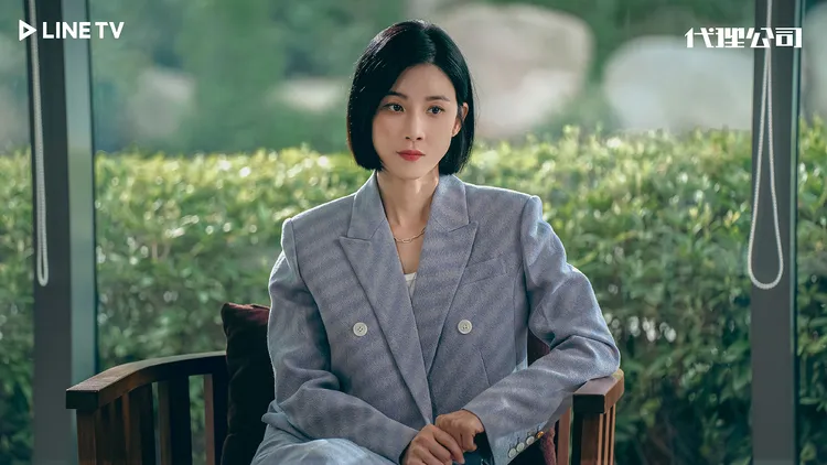 李寶英劇中靠自己的力量，一路從基層員工爬上總監的位置。LINE TV提供