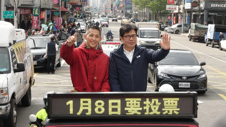 吳怡農（左）在拜票時從來不穿印有自己名字或號次的選舉衣飾，讓黨內前輩看了直呼「太另類」。莊宗達攝