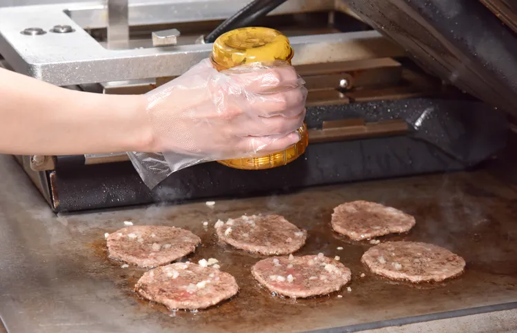 麥當勞的「漢堡美味優化工程」調整烹調程序，煎製牛肉餅時趁熱灑下洋蔥丁，增添更多汁的甘甜風味。業者提供