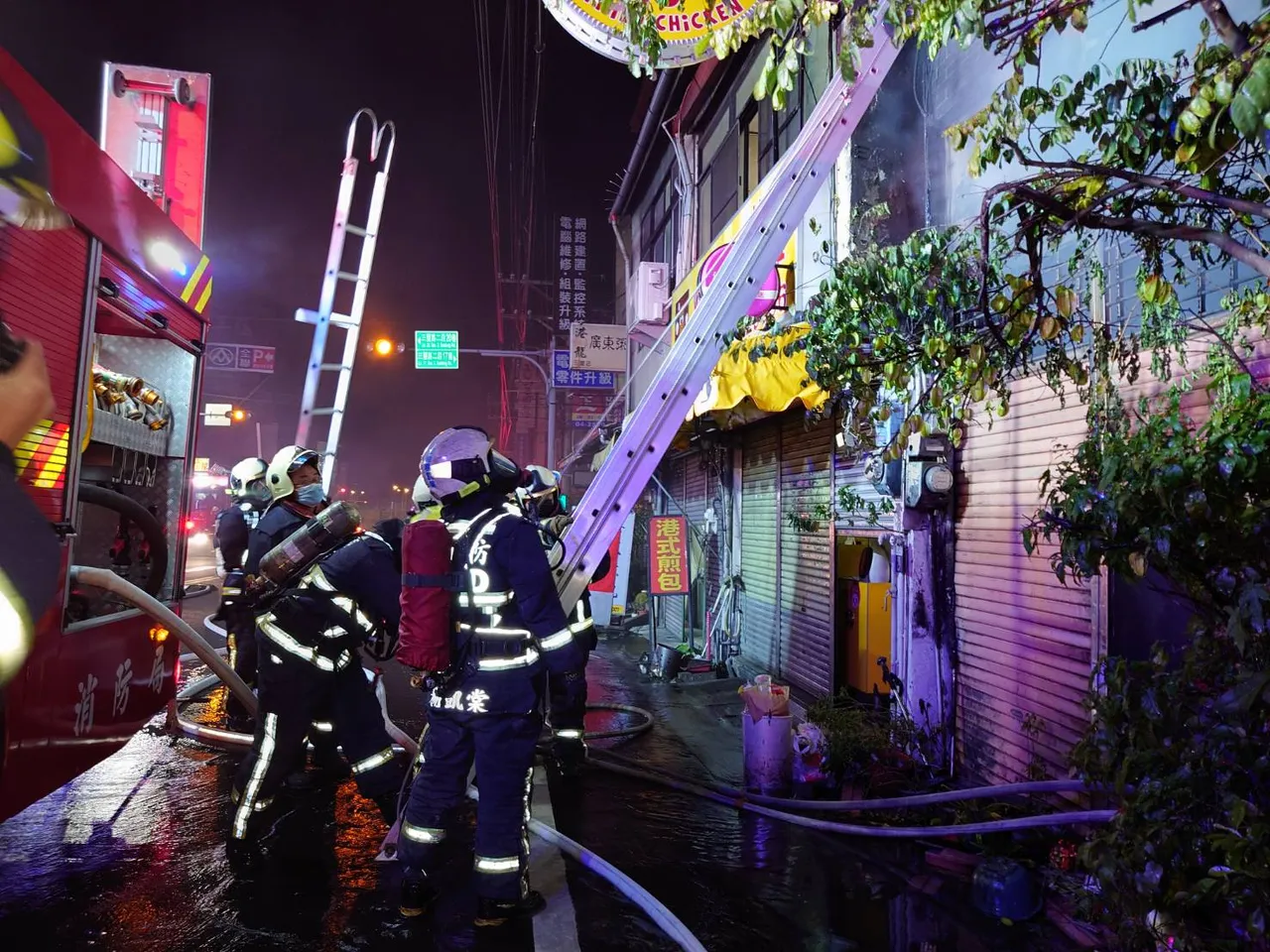 消防人员在屋内救出一对男女，送医抢救后女子宣告不治。台中市消防局提供