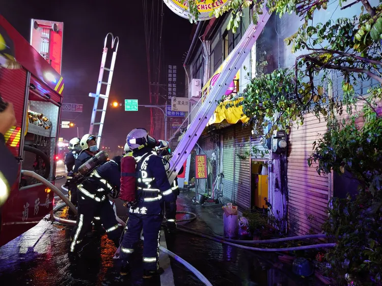 消防人員在屋內救出一對男女，送醫搶救後女子宣告不治。台中市消防局提供