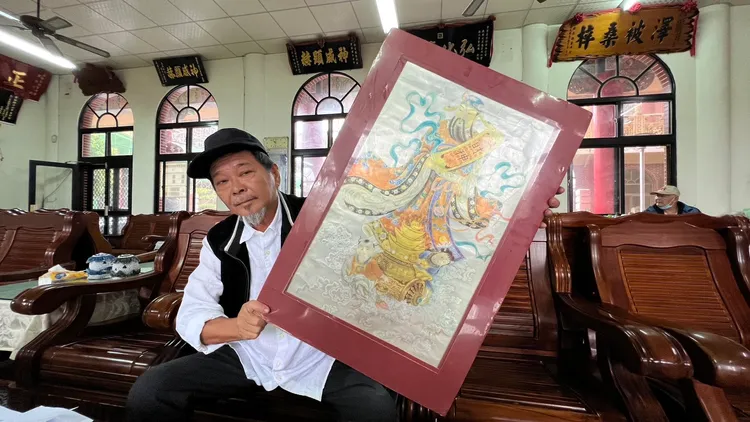 財神爺圖像已使用整年，鮮艷顏色不再，可送往附近廟宇金爐，加點金紙化掉。魏嘉良攝