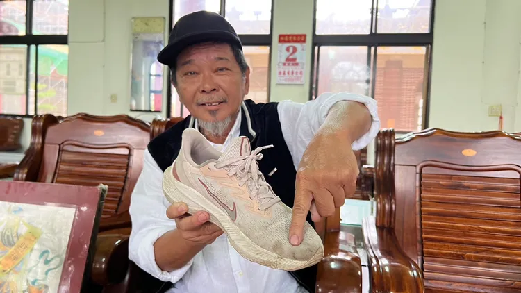 丟棄破鞋，「破鞋破邪」別留戀破舊物，才能喜迎接金兔趨吉避凶。魏嘉良攝