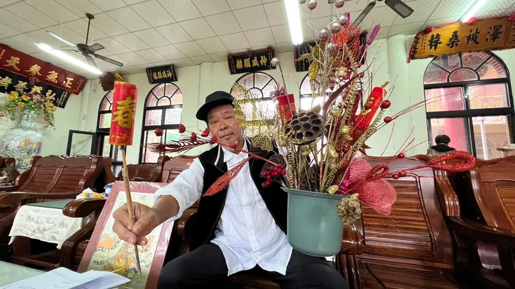 去年的春花、農民曆和花飾沾染厚塵老舊，均應換新才有新氣象。魏嘉良攝