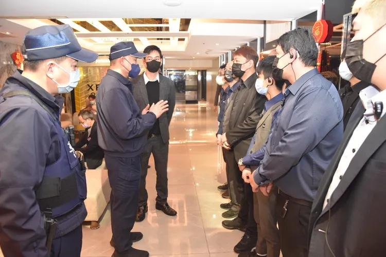 中山分局長陳金城帶隊臨檢酒店，向業者宣導預防鬥毆、酒駕等行為。翻攝畫面
