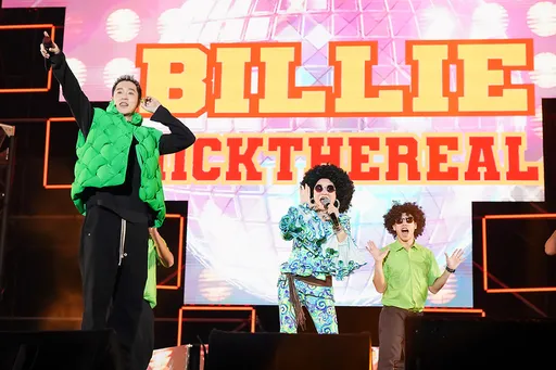 周湯豪帶媽媽台東逛夜市　比莉豹紋超顯眼被團團包圍