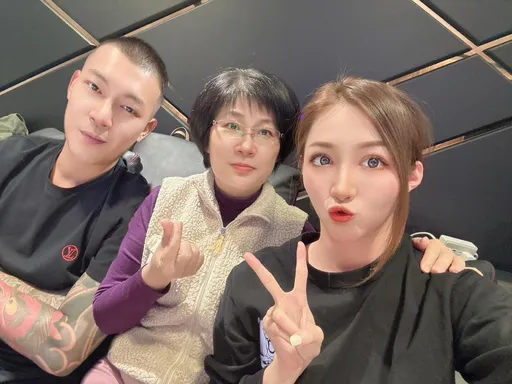 鳳梨跟風安太座 網友邪笑:一定要讓你比足球還淒慘