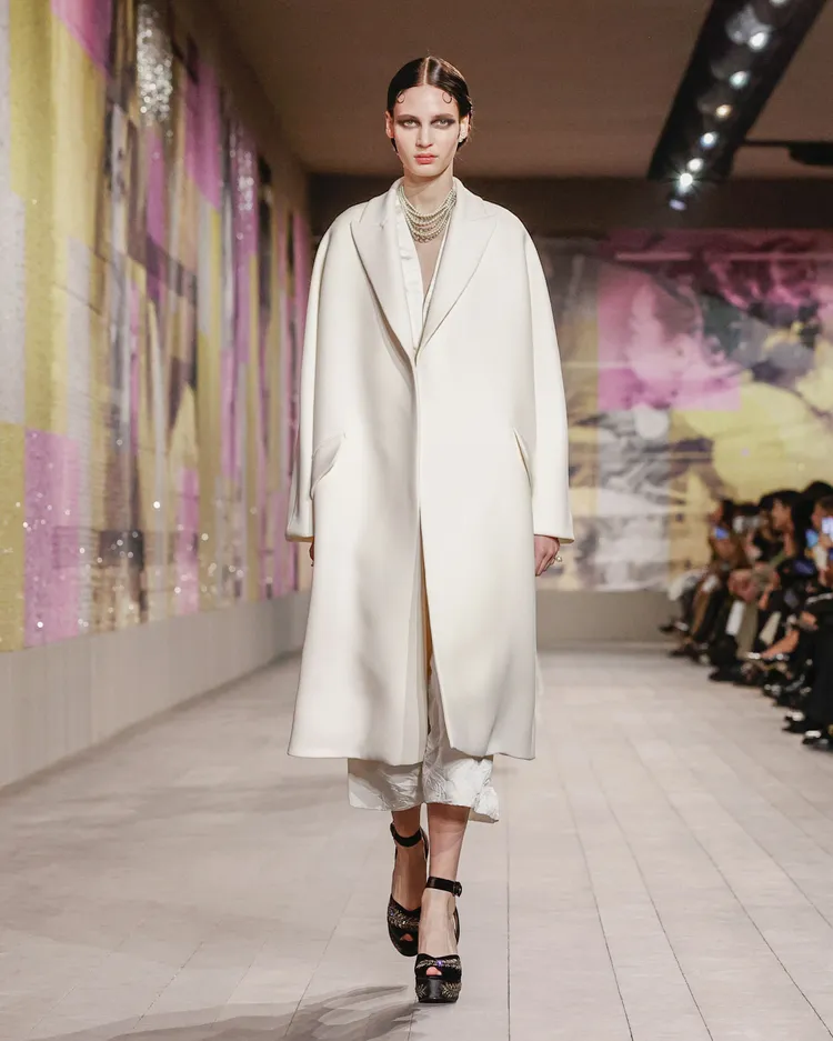 舒適的大衣在本季高訂設計中頻繁出現。品牌提供
