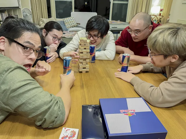 實況主鳥屎搶先試玩Red Bull特製疊疊樂，特殊指令設計讓遊戲更添趣味。業者提供