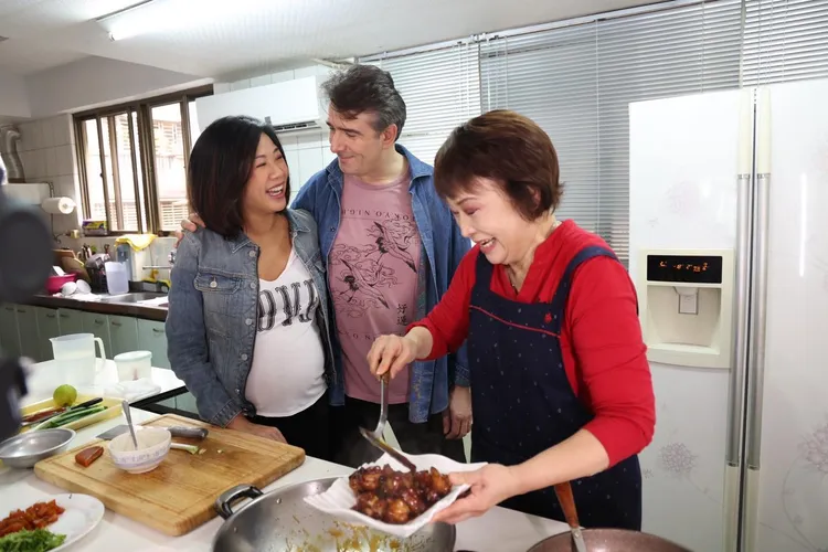 挺8月肚的吳欣盈與洋老公。取自吳欣盈臉書