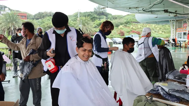 Wuilden領完發熱衣及背心後，馬上去排隊剪髮。新北市府提供