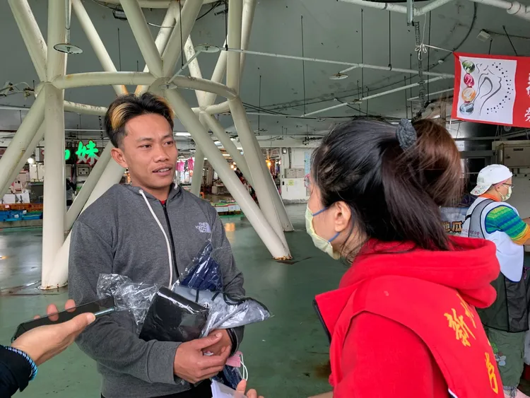 從印尼西爪哇井里汶市的Wuilden，中分髮型前額瀏海兩側的黃色頭髮，以為是自己挑染，其實是長期受海水、日曬而變色的。新北市府提供