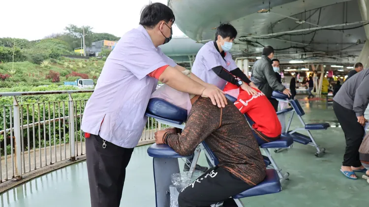 新北勞工局加碼安排，提供漁工視障按摩服務。新北市府提供