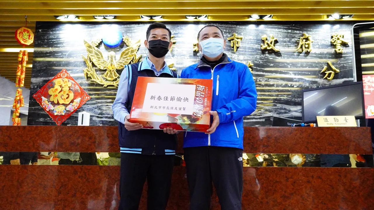 新北市長侯友宜致贈禮品慰勉留守的新莊分局偵查隊長徐子胤。新莊警分局提供