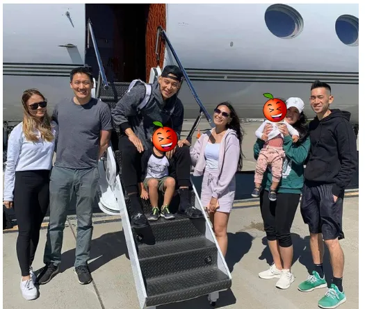 將手搭在林書豪腿上的女子疑似是他愛妻。 翻攝臉書「為林書豪禱告團隊」