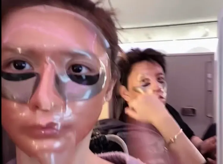 蔡卓宜及王大陸在飛機上敷臉。翻攝第一娛網聯播