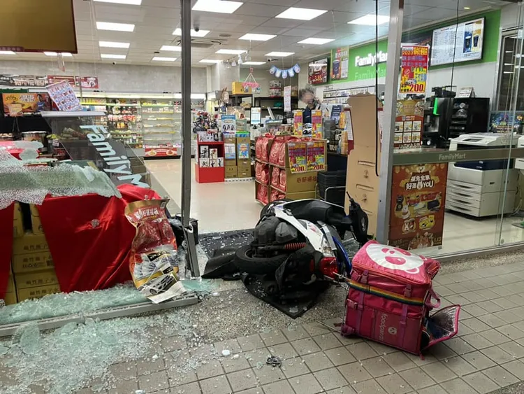 蘇男車子挨撞失控撞擊機車。翻攝台南道路救援（張家班）