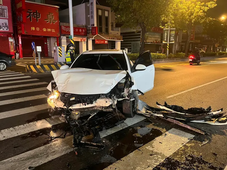 李男車子車頭毀損。翻攝台南道路救援（張家班）