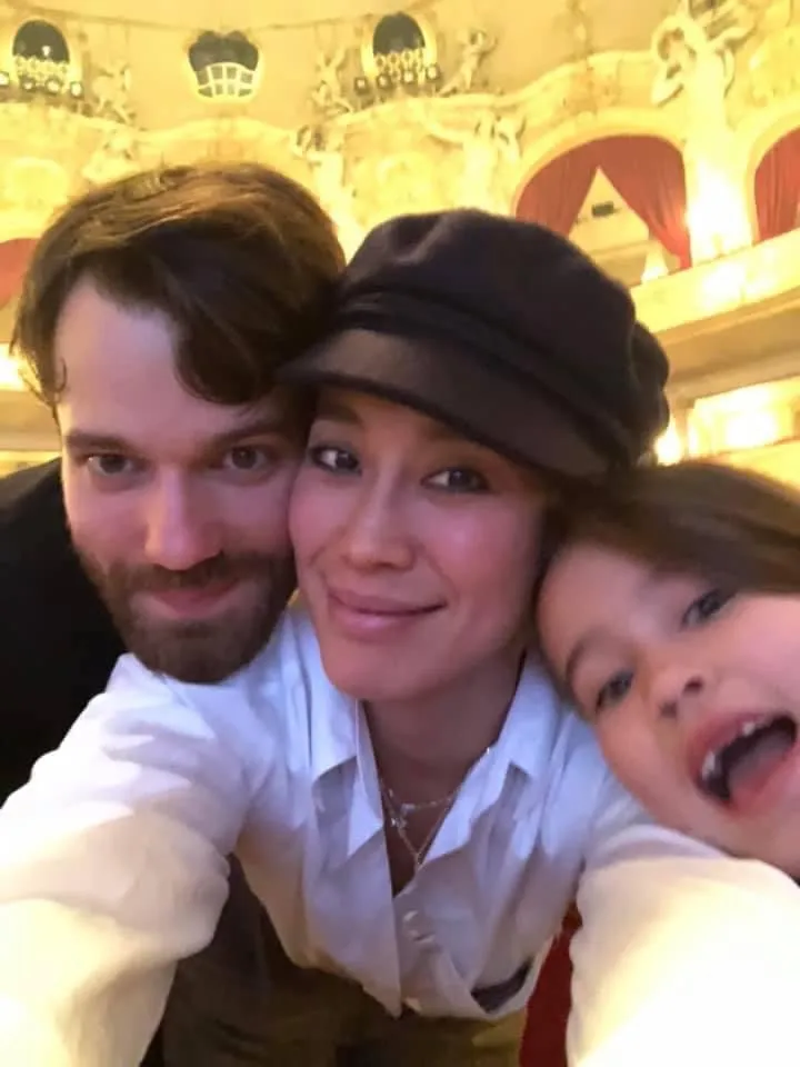 孫友瀚（左起）和黃百璐的異國婚姻終究沒走到最後，右為女兒。資料照片