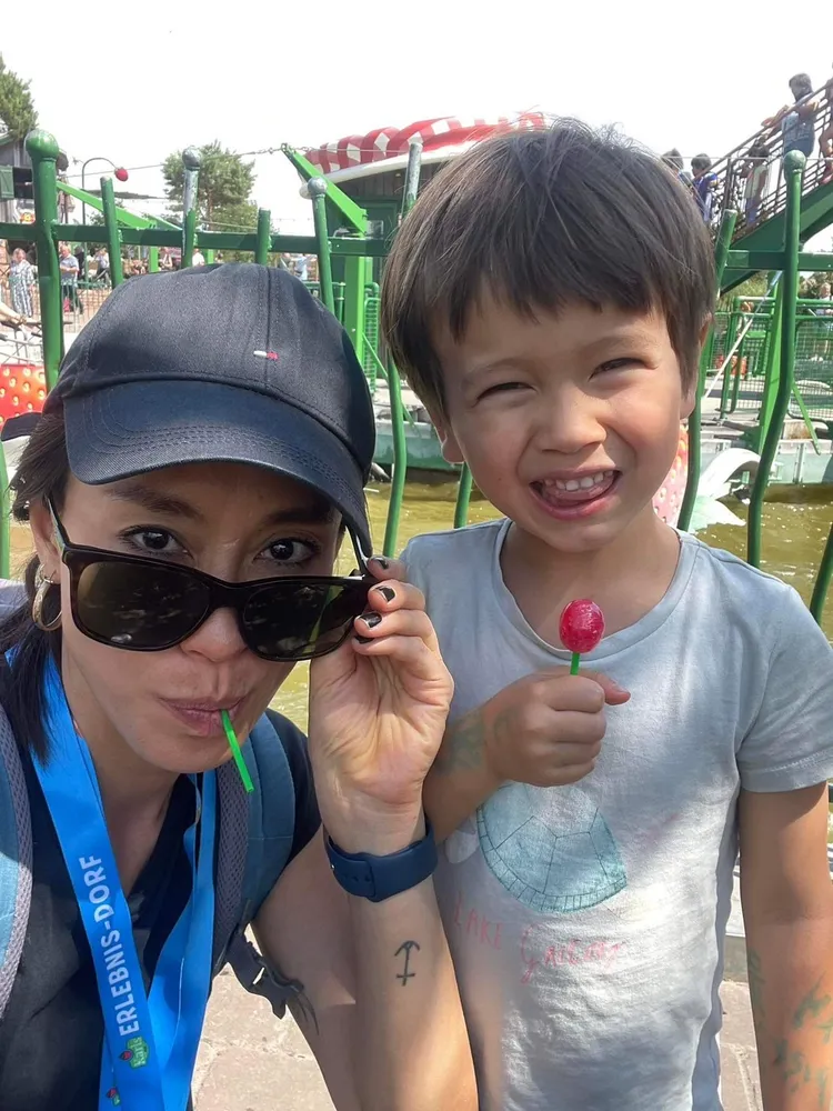 黃百璐（左）被兒子融化。黃百璐提供