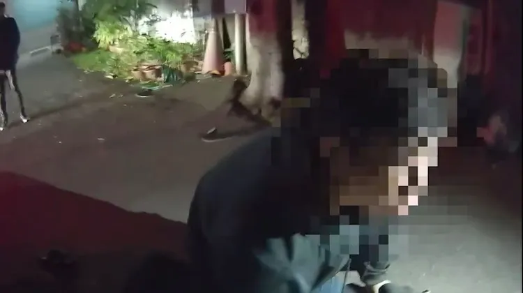 警方將張男壓制。中和警分局提供