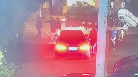 張男與球館客人在門口發生衝突。中和警分局提供
