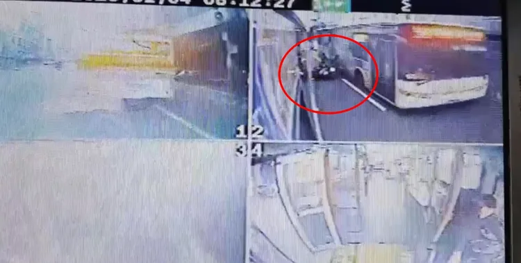 公車行車紀錄器拍下驚險一幕。翻攝畫面