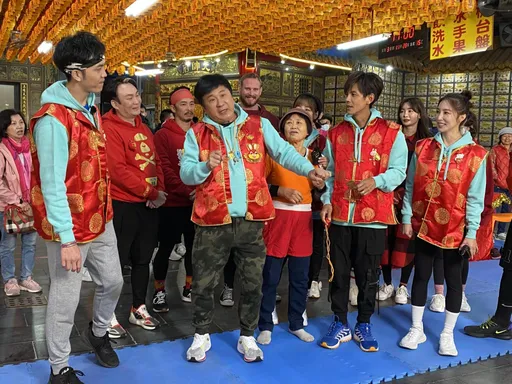 胡瓜大年初一红包大方送 对决地方妈妈「倒垃圾」迎财神