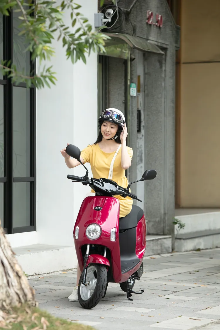 品牌成立至今已經12年的eMOVING，針對消費者不同騎乘需求推出包括充電、電池交換等不同能源補充方式的電動載具。原廠提供