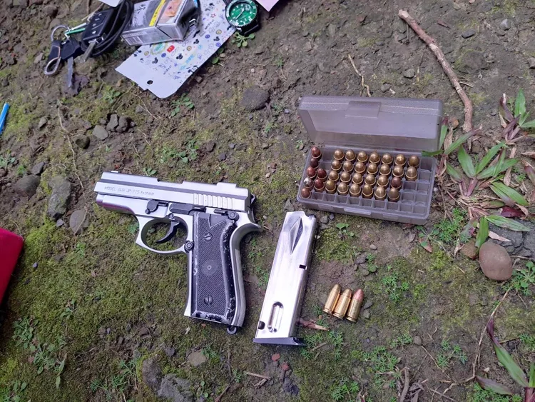 警方搜出槍、彈。翻攝畫面