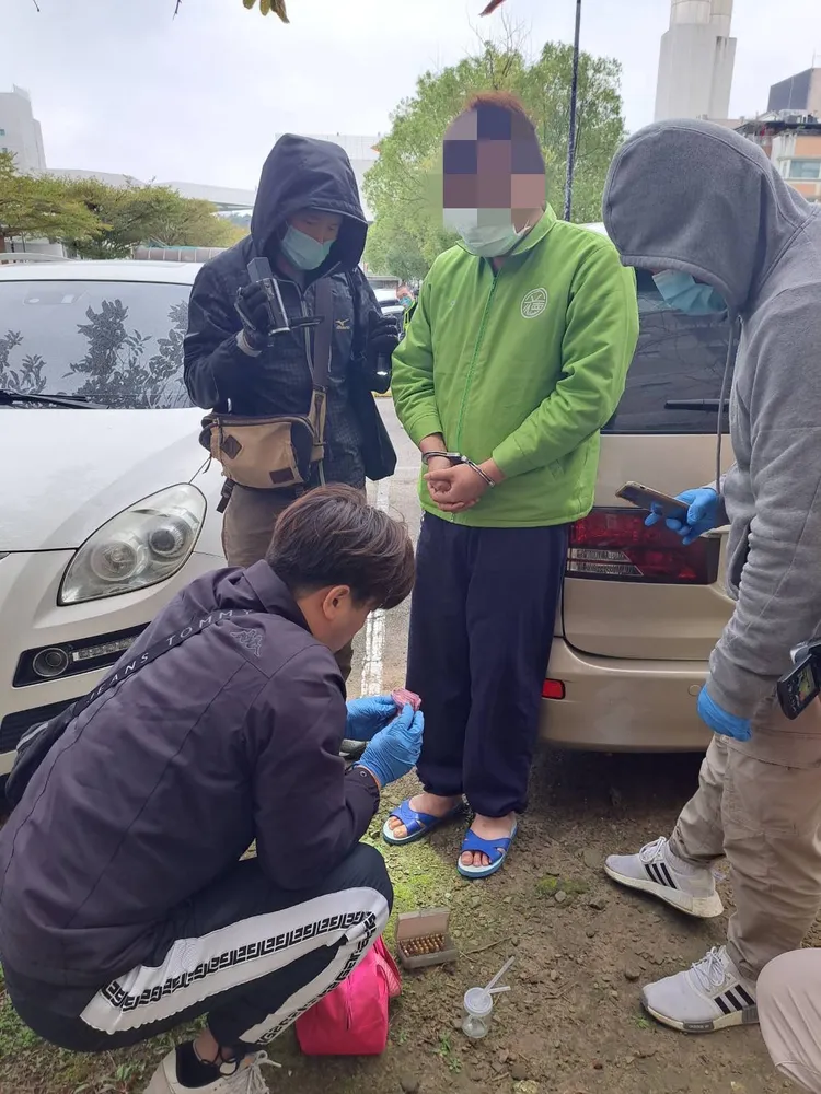 警方在鄭男車內查獲槍枝、子彈。翻攝畫面