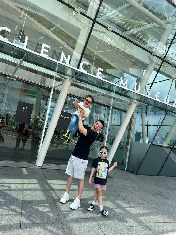 阿緯過年帶著家人到新加坡度假，本人提供