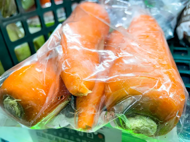 陳珮蓉提醒，各種顏色的蔬果都應該均衡攝取。賴昀岫攝
