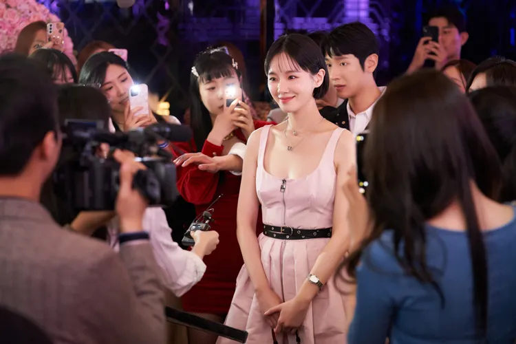 朴珪瑛在《絕世網紅》當網紅一夕成名。Netflix提供