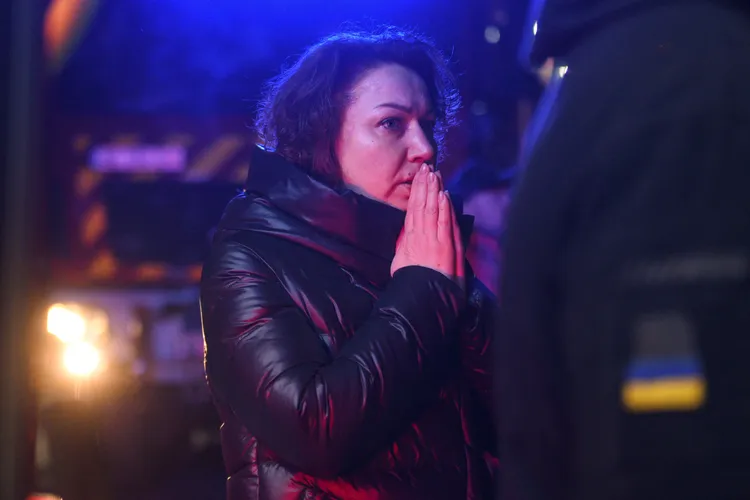 公寓外焦急民眾等待救援消息。路透