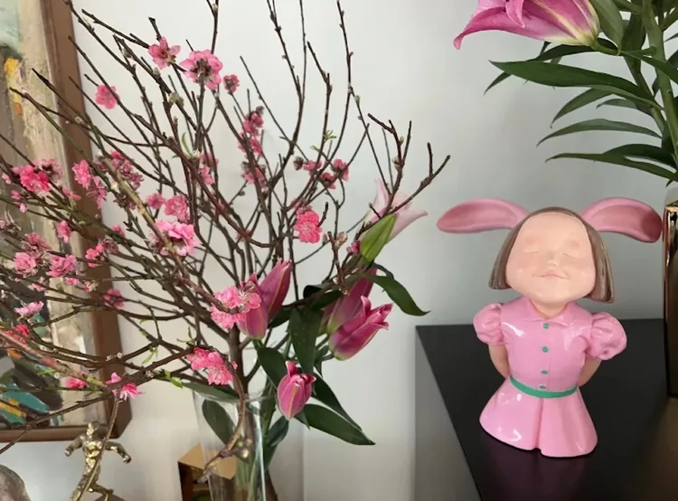 粉紅色娃娃裝飾則是中國雕塑家向京作品《我看到了幸福》系列，約3萬元台幣。翻攝Angelababy小紅書