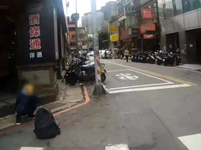 潘男在鬧區騎樓下吸食強力膠。桃園警分局提供