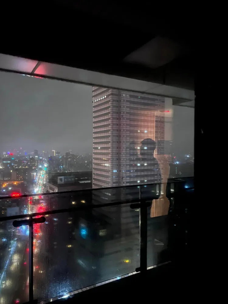 民眾花了1.3萬元在訂房平台預訂號稱能看得到台北101煙火秀的連鎖高級旅館房間，卻根本看不到台北101。翻攝《爆料公社》社團