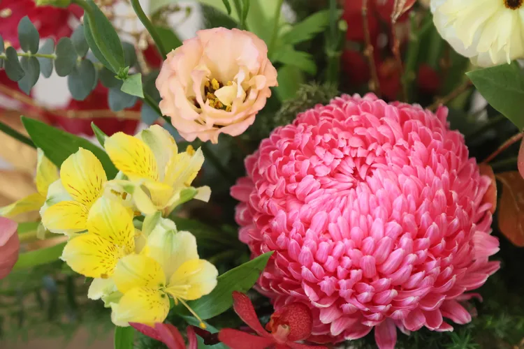 花材是牡丹菊、蕾絲花和尤加利葉，金色和黃色、紅色相間，有富貴的感覺，希望大家在春天可以迎來新氣象。鄭孟晃攝