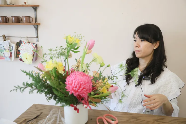 端端2012年在花店待了1年對插花以一定的喜愛。鄭孟晃攝