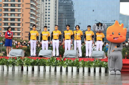 台中升旗|中信兄弟林威助領唱國歌 盧秀燕12字許下3個新希望