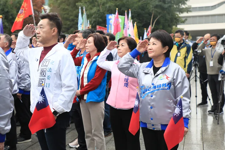 打破連任魔咒的台中市長盧秀燕今天親自主持連任後第一個元旦升旗典禮。曾雪蒨攝
