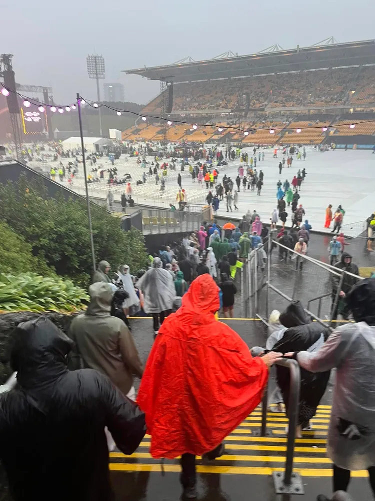 本要聽艾爾頓強演唱會的歌迷，從演唱會場地離開。美聯社