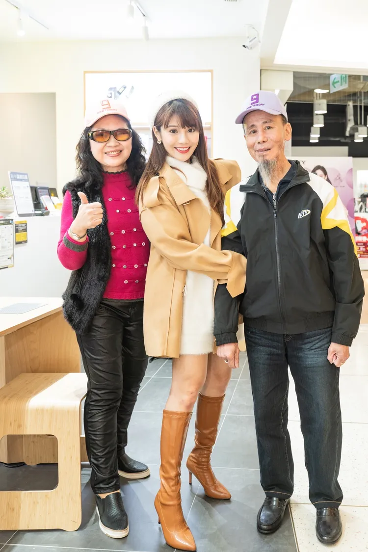 琳妲與爸爸（右）、媽媽感情都很好。