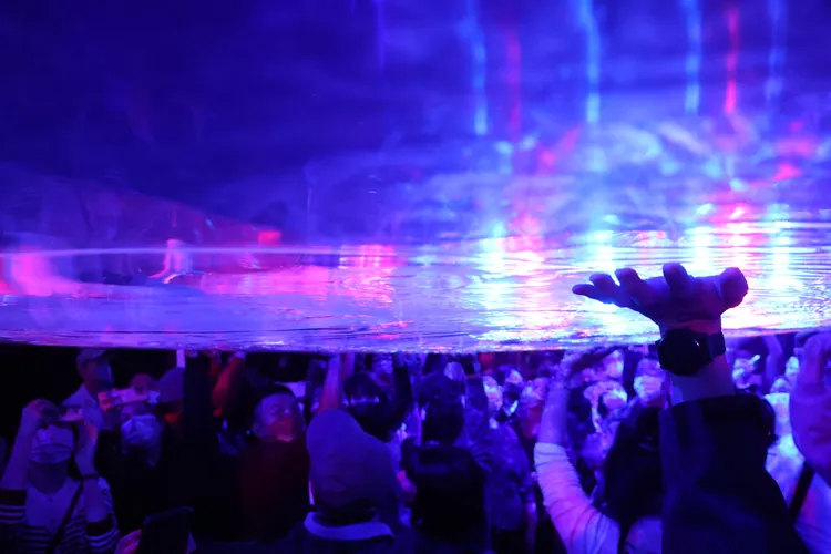 《極限震撼》舞台上降下水幕，所有人都可以觸摸。鄭孟晃攝