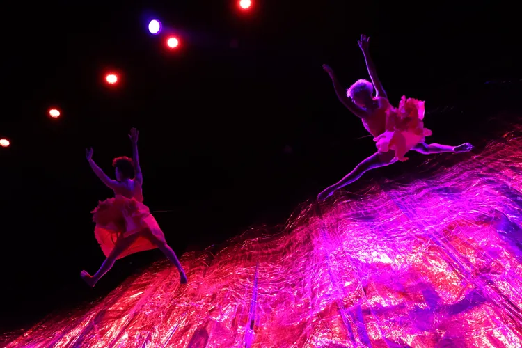 《極限震撼》是把全場當舞台沒有死角的表演。鄭孟晃攝