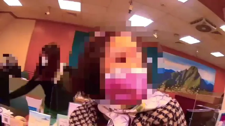 警方到場勸說江婦。三重警分局提供