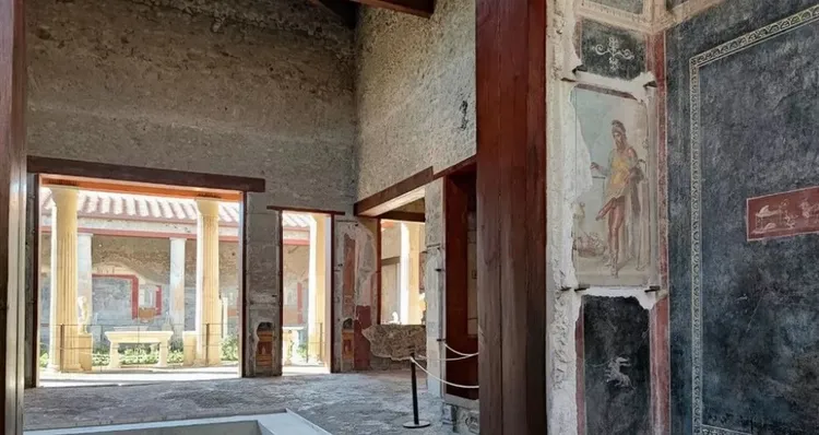 壁畫繪有括希臘神話中的生殖之神普里阿普斯，以一袋錢秤重自己的陰莖。翻攝維提之家官網