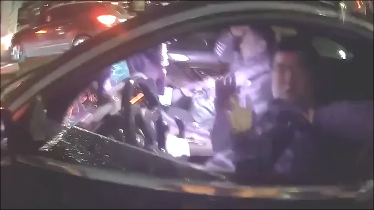 警方攔查後，破窗後將張男拉下壓制。警方提供