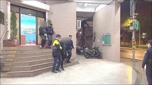 無照又攜毒!男開車載友拒檢狂逃 警圍捕逮人再送5罰單